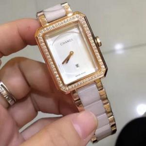 CHANEL香奈兒BOY FRIEND 系列,尺寸34*26,進口石英機芯。玻璃采用批斜邊3D立體蘭寶石玻璃,進口間陶瓷表帶,白陶瓷玫瑰金色。