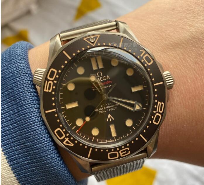 【一比一手錶】大讚新款高仿海馬300米007潛水錶《無暇赴死》買家秀，VS真正鈦合金錶殼和米蘭錶帶